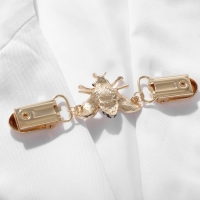 Зажим для кардигана &laquo;Шмель&raquo;, цвет чёрно-белый в золоте