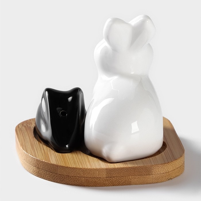 Набор фарфоровый для специй на бамбуковой подставке BellaTenero &laquo;Зайцы&raquo;, 3 предмета: солонка 50 мл, перечница 20 мл, подставка, цвет белый и чёрный