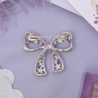 Брошь &laquo;Бант&raquo;, цвет белый в серебре