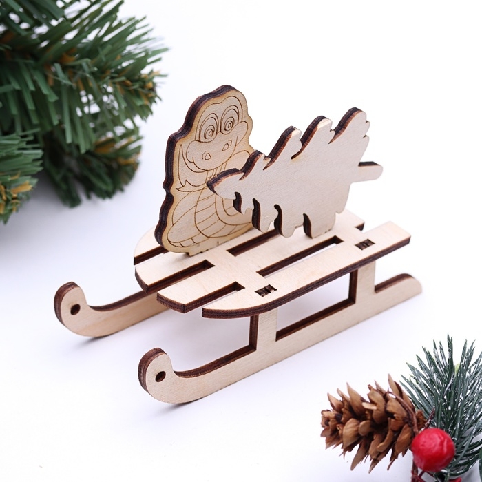 Новый год. Сувенир символ года санки "Змея с ёлочкой", вид 3, 10,5 х 4,7 х 7,8 см