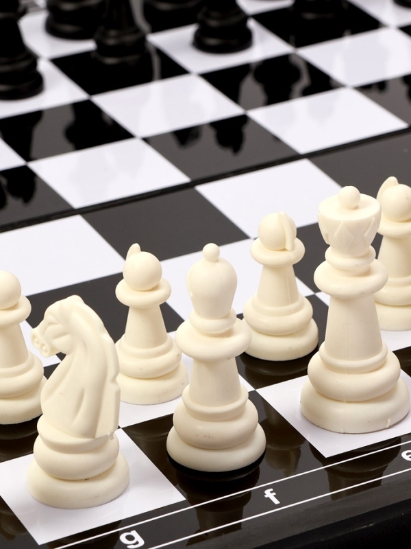 Шахматы магнитные 31 х 31 см, король h-5.8 см, d-2.3 см, доска и фигуры пластик