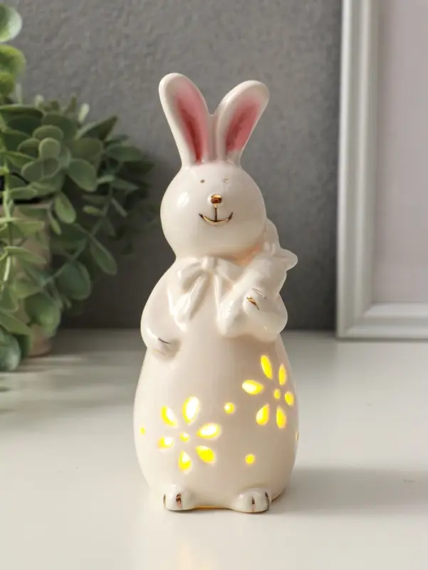 Сувенир керамика свет "Зайка с морковкой" белый 5х5,5х15,5 см