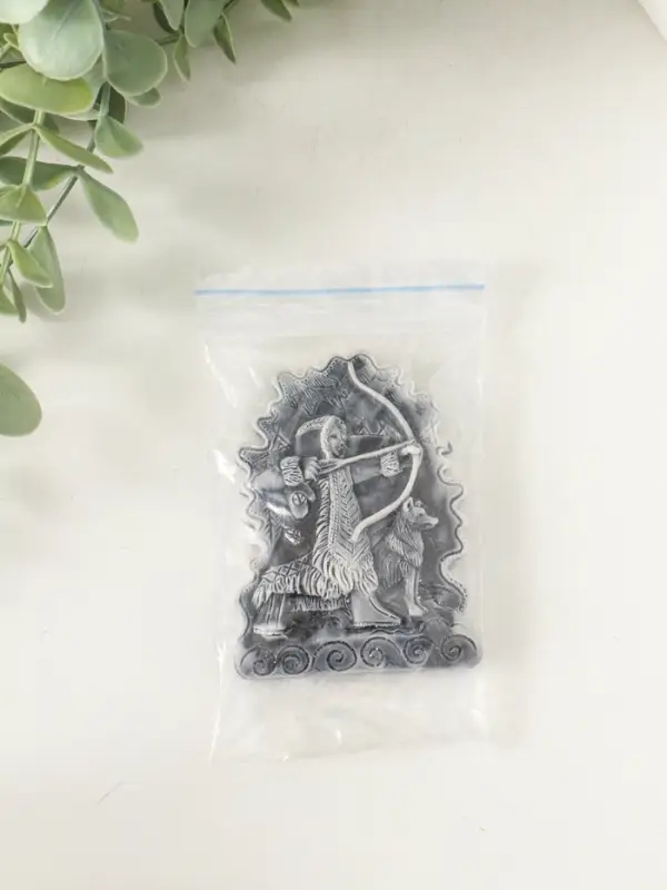 Магнит "Охотник с луком (барельеф)" 8 см