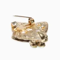 Зажим для кардигана "Ажур", лепестки, цвет белый в золоте