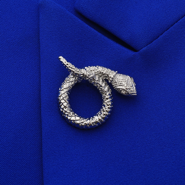 Новый год! Символ года 2025! Брошь &laquo;Змея&raquo; в клубке, цвет белый в серебре