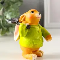 Сувенир полистоун "Зайчик с лопатой, в зелёном пальто" 6х7,5х9,5 см