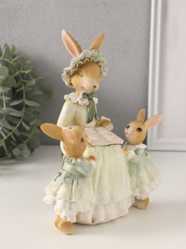 Сувенир полистоун "Мама зайка с дочками - чтение сказок" зелёный 14х9,5х18,5 см