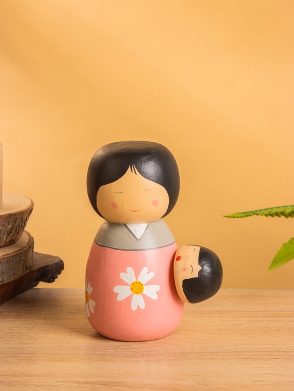 Деревянная кукла кокеши "Юи Комори" 11х9х14 см