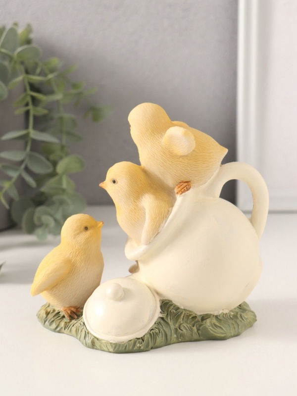Сувенир полистоун "Три цыплёнка и фарфоровый чайничек на лужайке" 12,5х8х12 см