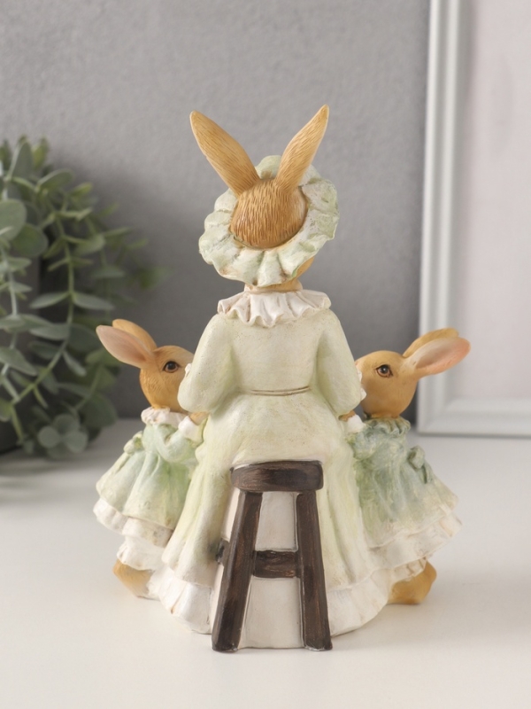 Сувенир полистоун "Мама зайка с дочками - чтение сказок" зелёный 14х9,5х18,5 см