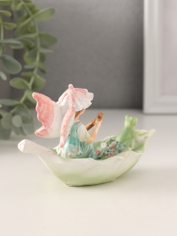 Сувенир полистоун "Девочка-фея в лодочке-листе с лягушкой" 12х7х7,5 см