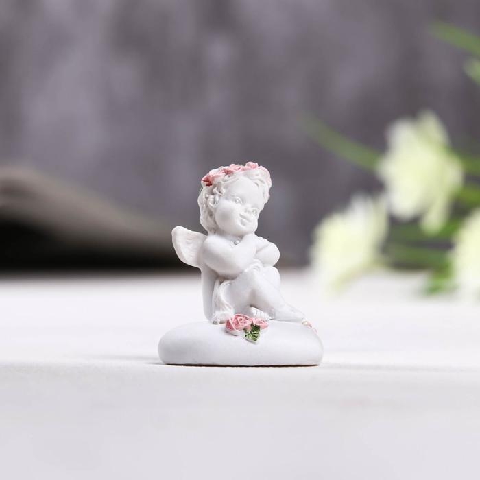 Фигурка полистоун &laquo;Ангелок сидит на сердце в венке из роз&raquo;, 3.5&times;3&times;4 см, МИКС