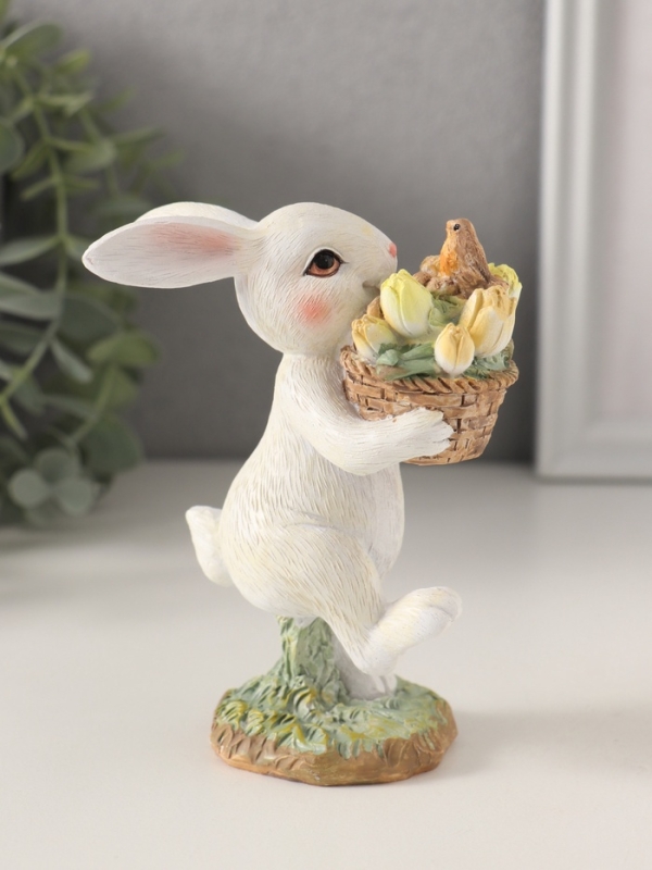 Сувенир полистоун "Кролик с птичкой в корзинке с тюльпанами" 9х5,5х12 см