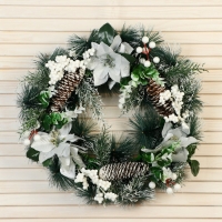 Венок новогодний d- 37 см "Уютная сказка" крупные цветы серебро