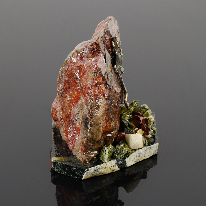 Сувенир-скол "Горка", с корундом