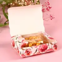 Набор &laquo;Вдохновляй красотой&raquo;: крем-мёд с клубникой и хлопком 30 г. х 2 шт., арахис в шоколадной глазури 100 г., чай чёрный с лесными ягодами 70 г., ложка