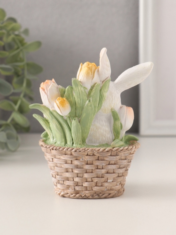 Сувенир полистоун "Белая зайка в плетённой корзине с тюльпанами" 9,5х5,5х11,5 см