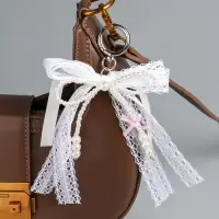 Брелок на карабине "Жемчужный бант с кружевной тесьмой" бусины d=0,4 и 0,8 см 16х9,5х1 см