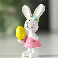 Сувенир полистоун "Белый зайка с яйцом/букетом" МИКС 2,2х3х4,2 см