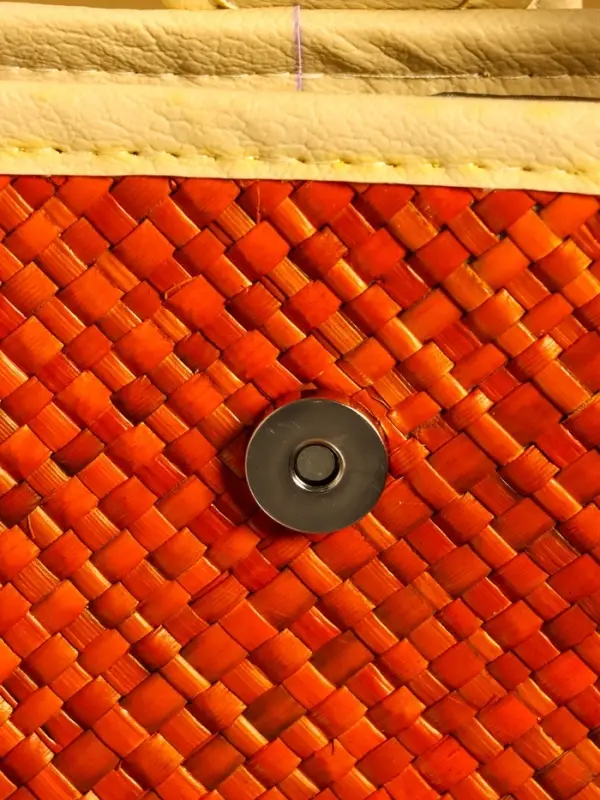 Сумка плетёная на застёжке из пандана 30х10х35 см, бежево-оранжевый