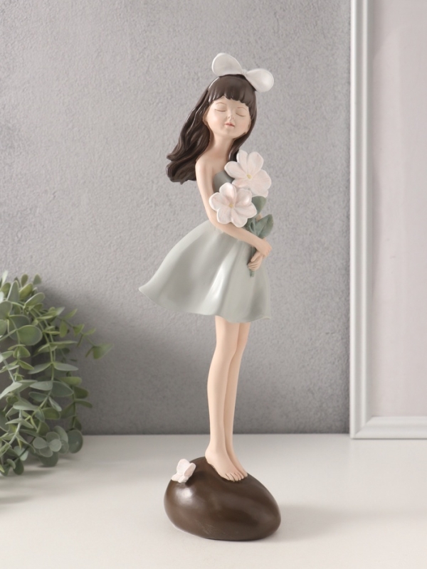Сувенир полистоун "Девушка с белыми цветами в руках" 9,2х9,1х33,8 см