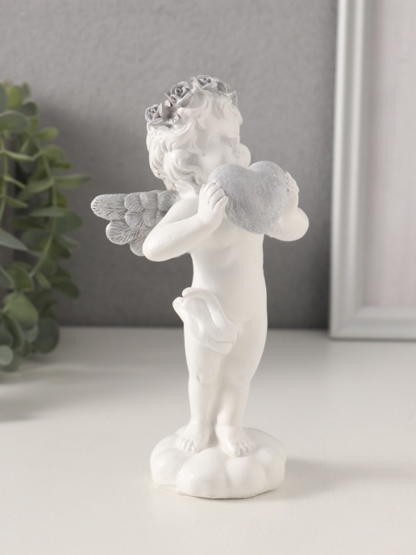 Сувенир полистоун "Ангелочек с сердцем в руках, с венком в волосах" 8,5х7х16,5 см