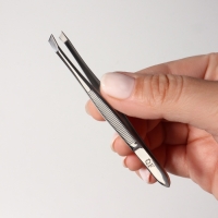 Пинцет &laquo;Premium&raquo; скошенный, узкий, 9 &times; 0,6 см, на блистере, цвет серебристый