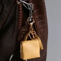 Брелок кожзам с карабином, с кистью "Сумочка. Котик" сливочный 5х2,5х6 см