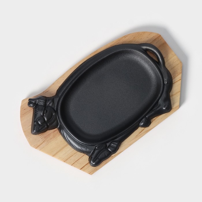 Сковорода чугунная &laquo;Корова&raquo;, 30&times;18 см, на деревянной подставке МИКС