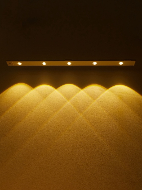 Светильник светодиодный с датчиком движения, 5Вт, от аккум. батареи, 60 см, 3000К-6500К