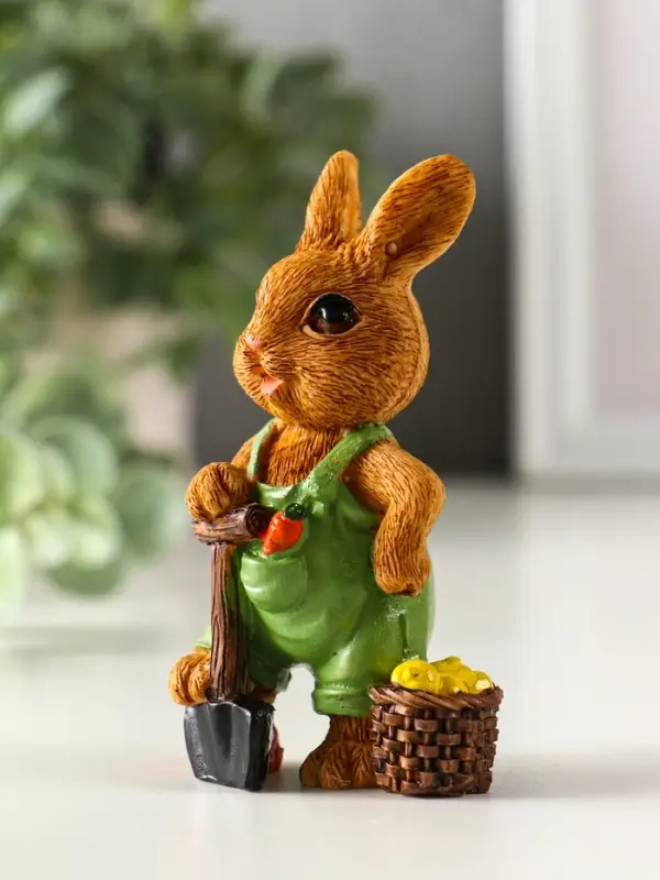 Сувенир полистоун "Зайчик-огородник с корзиной с урожаем" МИКС 4,8х3,2х9 см