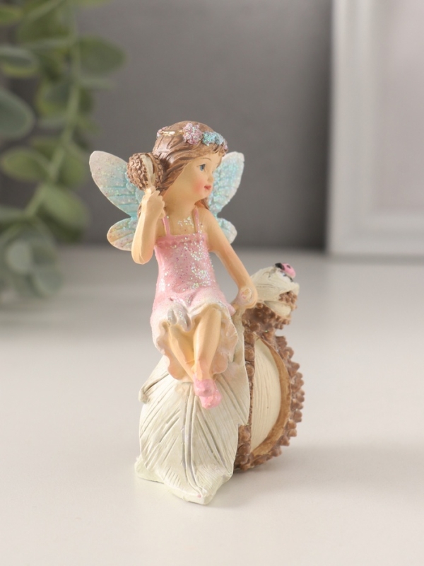 Сувенир полистоун "Девочка-фея в розовом платье на фрукте с божьей коровкой" 6,5х5х9 см