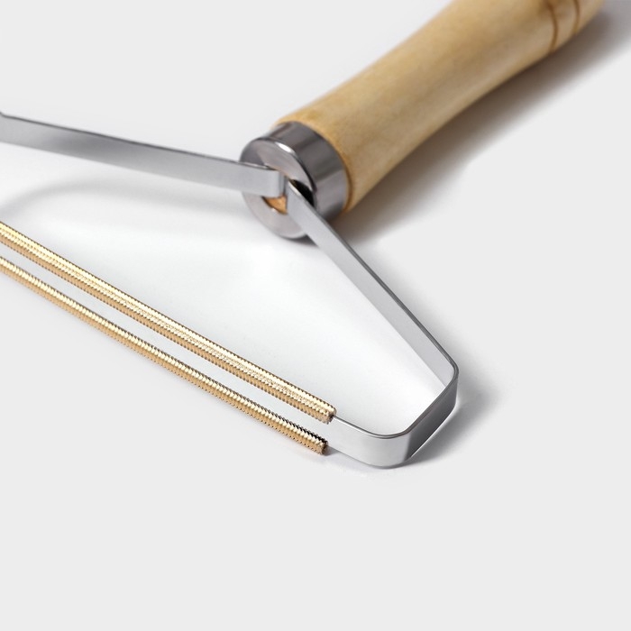 Скребок для чистки одежды, ковров, мебели Доляна, 16,5&times;12,5 см, ручка сосна