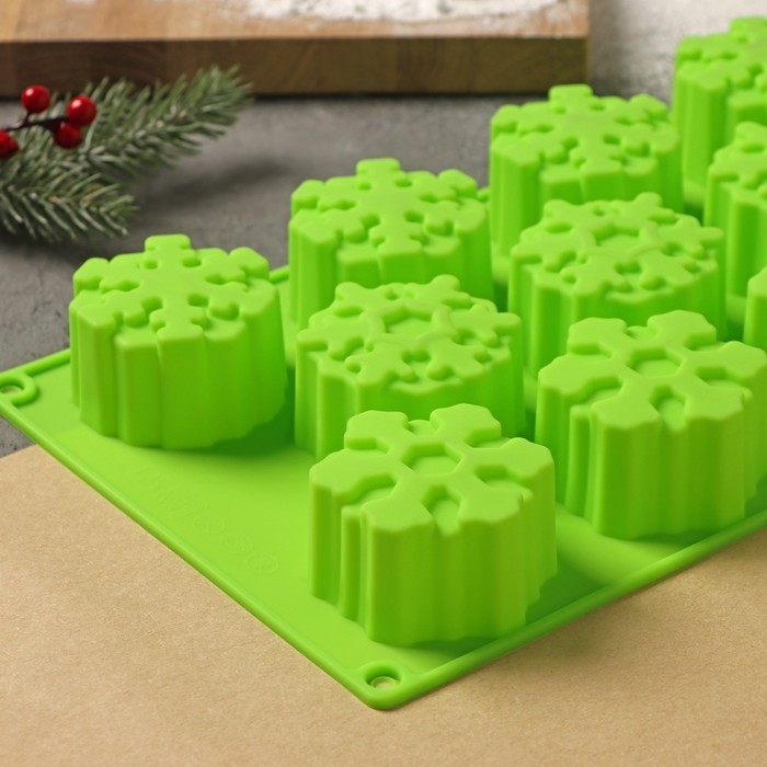 Форма для выпечки новогодняя Доляна &laquo;Снежинка&raquo;, силикон, 30&times;17,5 см, 11 ячеек, цвет салатовый