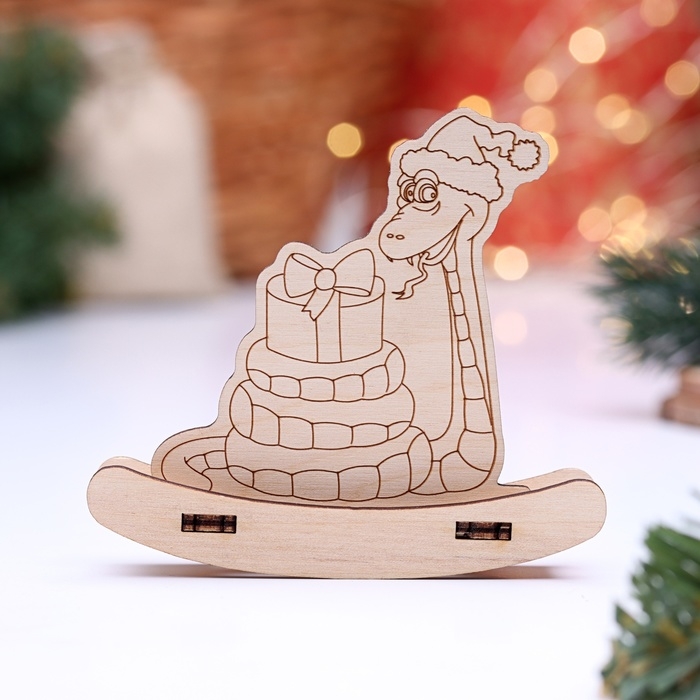 Новый год. Сувенир символ года качалка "Змейка в шапочке с подарком", 9,7 х 8,8 х 2 см