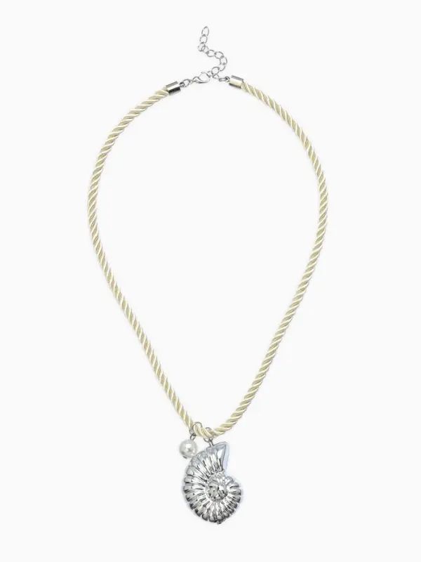 Кулон на жгуте текстильном "Ракушка", цвет бело-серебристый