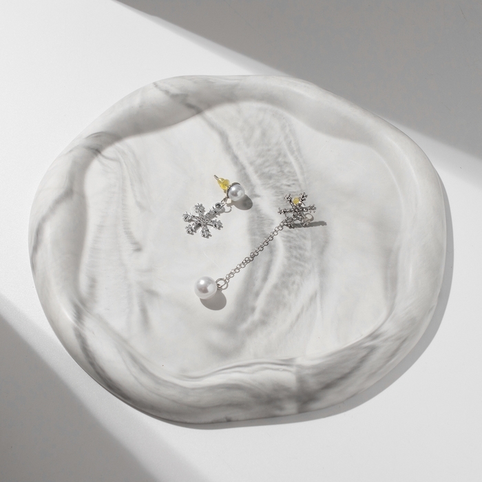 Новый год! Серьги с жемчугом &laquo;Снежинки&raquo;, асимметрия, цвет белый в серебре