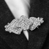 Зажим для кардигана &laquo;Клевер&raquo;, цвет белый в серебре