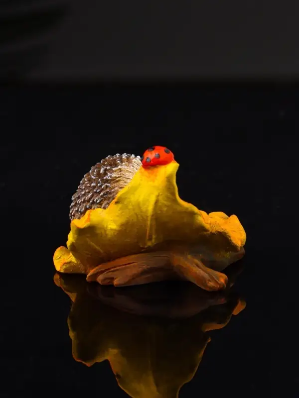 Фигура "Ежик с божьей коровкой" 3.7х6х6.5 см