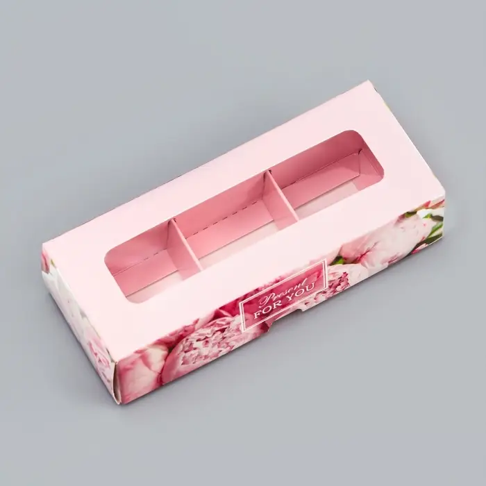 Коробка с обечайкой для 3 конфет, с окном &laquo;Праздничный букет&raquo;, 13&times;5&times;3.3 см