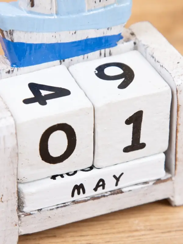 Календарь настольный "Парусник" дерево 7х4х11 см синий