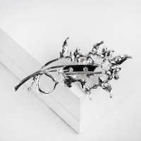 Брошь &laquo;Цветы&raquo; на ветке, цвет белый в серебре