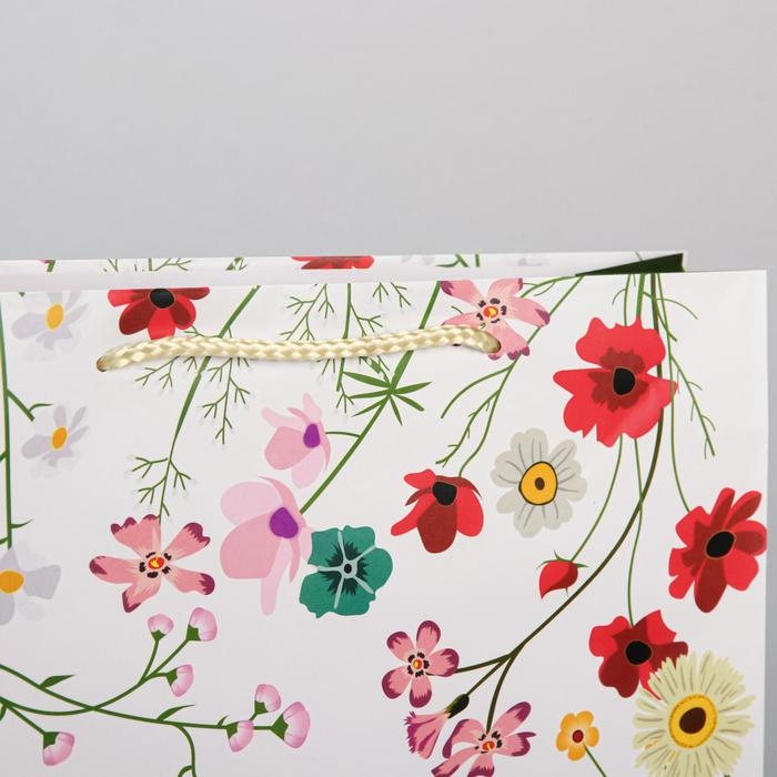 Пакет подарочный ламинированный, упаковка, &laquo;Расцветай от счастья&raquo;, L 28 х 38 х 9 см