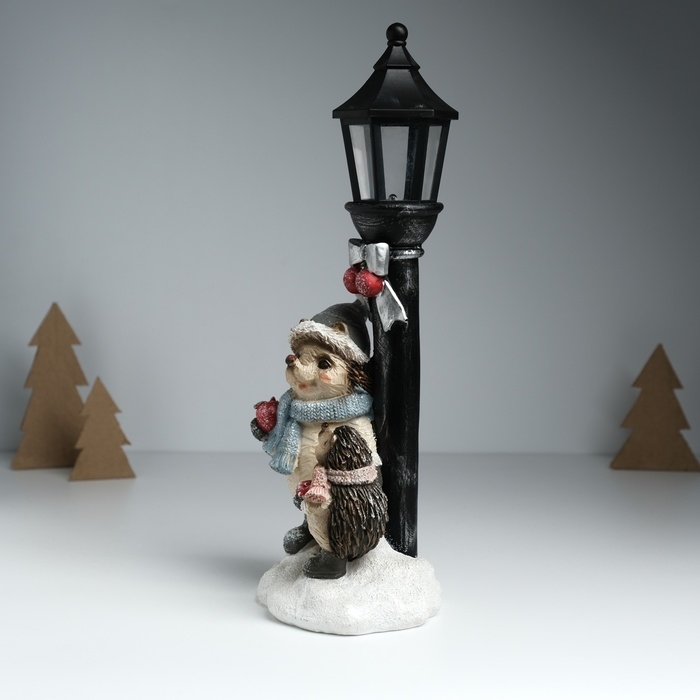 Сувенир полистоун свет "Ёжики в зимних нарядах у фонарного столба" 12,5х10,5х31,5 см