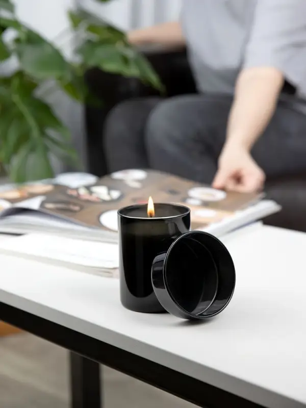 Ароматическая свеча Flikka, сандал и амбра, черная