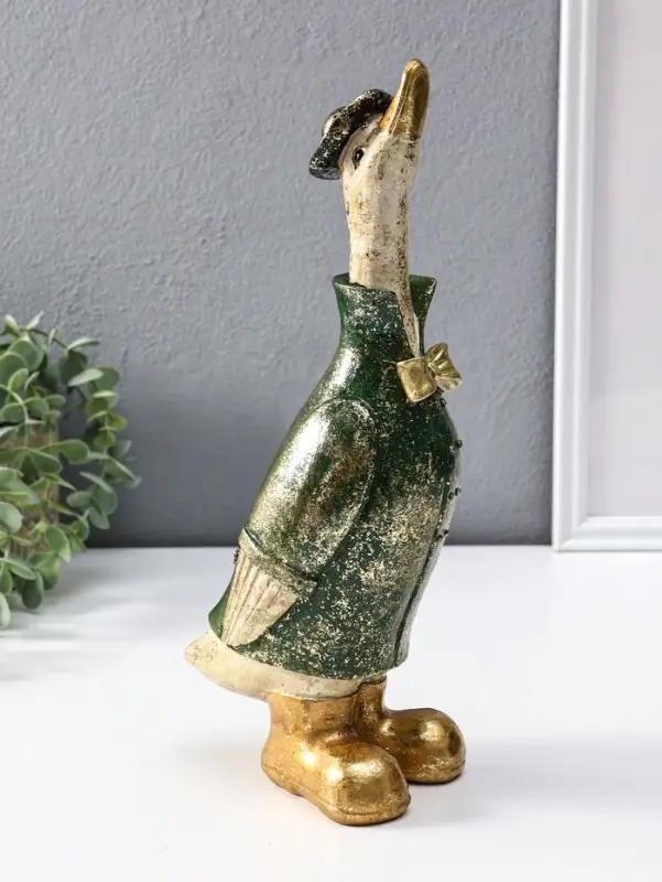 Сувенир полистоун "Гусь в шляпе и зелёном пальто" 9,5х13х30 см