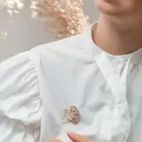 Брошь "Кошечка" в короне, бело-розовая в золоте