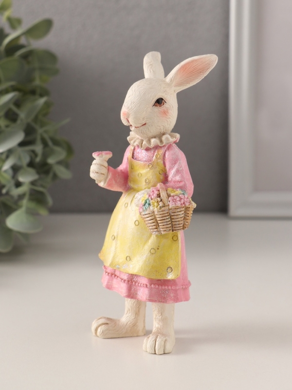 Сувенир полистоун "Зайка в платье с передником, с корзиной цветов" 5,5х5х14,5 см