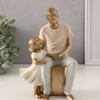 Сувенир полистоун "Папа с маленькой дочкой" 11х8,5х17,5 см