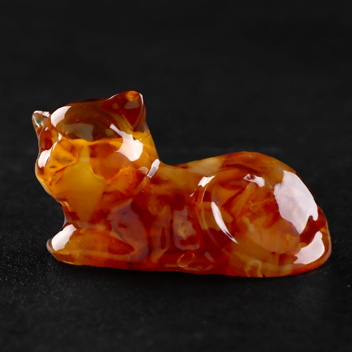Сувенир "Кот лежит", янтарь